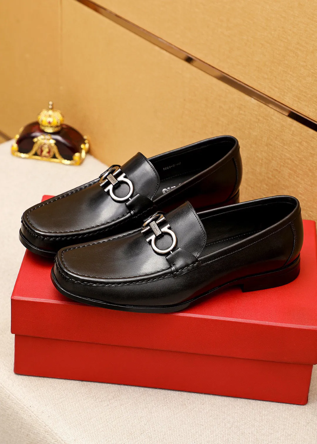 Men's shoes 💰460 💐 Product trademark: Ferragamo "Ferragamo" casual leather shoes Regular size: 38-44 (45.46🉑️customized) Product materials: Selected imported first-layer calfskin upper + luxury hardware buckle, imported water-dyed cowhide leather lining. Strong three-dimensional visual effect, original rubber outsole Color: 1⃣️color optional